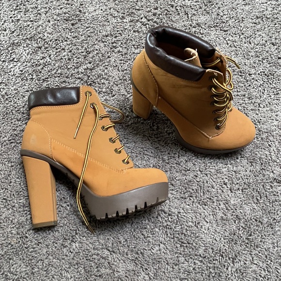 Charlotte Russe size 6 brown ankle boots - Picture 2 of 3